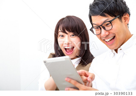 タブレット端末で調べもの　夫婦　同棲　彼氏彼女　男性と女性　引越し　マイホーム 30390133