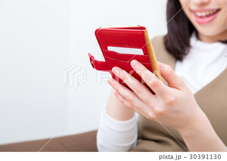 若い女性　スマートフォンを使う女性　スマホ　携帯電話　若年層　白背景　ホワイトバック　コピースペース 30391130