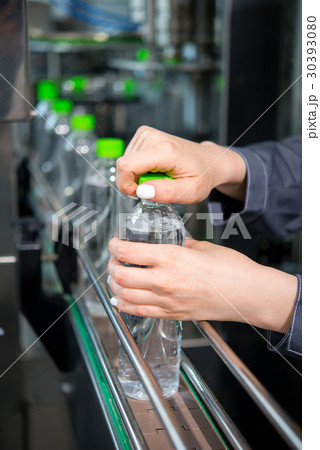 Conveyor with water bottles 30393080