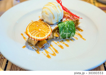 Apple strudel with vanilla ice cream 30393553