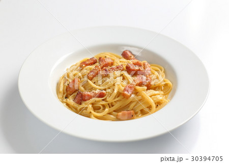ローマ風カルボナーラ - 白背景 ローマ風カルボナーラ - 白背景 30394705