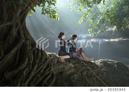 Sister and sister were relaxing with nature. 30395945