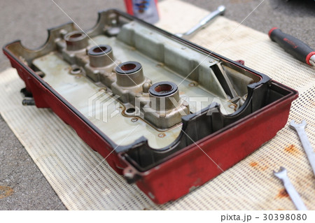 エンジンヘッドカバー 30398080