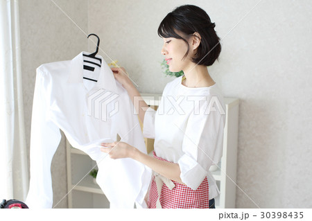 ワイシャツの汚れを見ている主婦 ワイシャツの汚れを見ている主婦 30398435