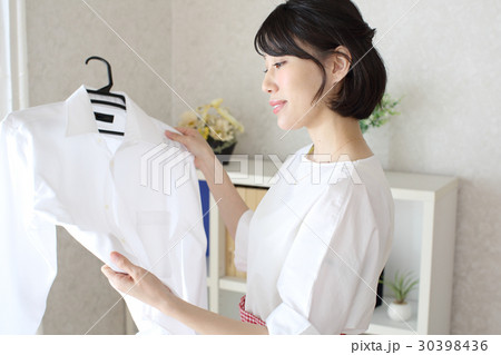 ワイシャツの汚れを見ている主婦 ワイシャツの汚れを見ている主婦 30398436