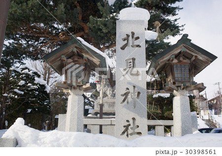 青空と神社の屋根 – 七五三や初詣など日本の年中行事を感じる風景 青空と神社の屋根 – 七五三や初詣など日本の年中行事を感じる風景 30398561