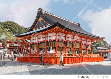 People travel to Fushimi Inari taisha People travel to Fushimi Inari taisha 30398579