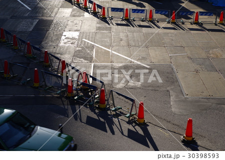 工事中 車線規制 路面の光と影 通過するタクシー 工事中 車線規制 路面の光と影 通過するタクシー 30398593