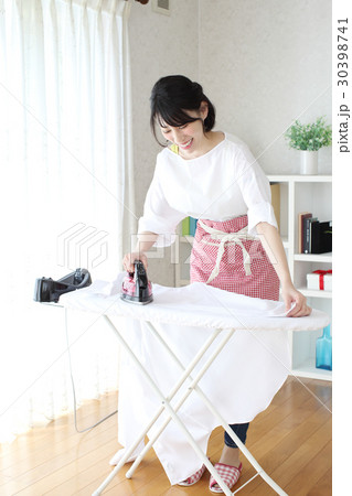 ワイシャツにアイロンがけをする主婦 ワイシャツにアイロンがけをする主婦 30398741
