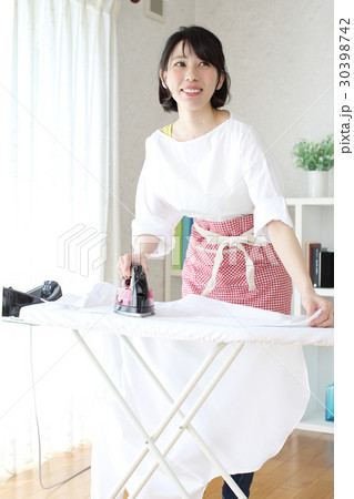 ワイシャツにアイロンがけをする主婦 30398742
