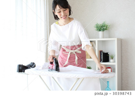 ワイシャツにアイロンがけをする主婦 ワイシャツにアイロンがけをする主婦 30398743