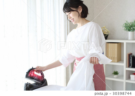 ワイシャツにアイロンがけをする主婦 ワイシャツにアイロンがけをする主婦 30398744