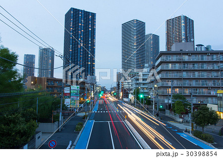 武蔵小杉のマンション群と綱島街道の夕暮れ 30398854