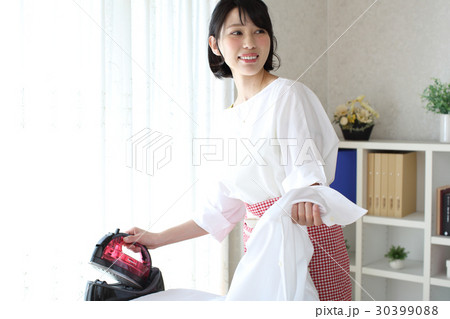ワイシャツにアイロンがけをする主婦 ワイシャツにアイロンがけをする主婦 30399088