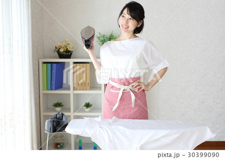 ワイシャツにアイロンがけをする主婦 ワイシャツにアイロンがけをする主婦 30399090