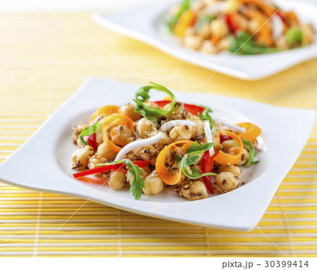 Colorful salad with chickpeas 30399414