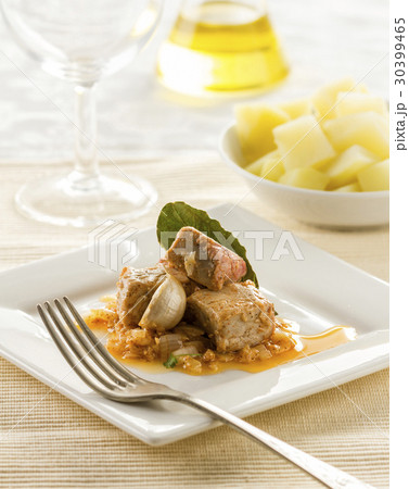 Fresh tuna appetizer with garlic and bay leaves. Fresh tuna appetizer with garlic and bay leaves. 30399465