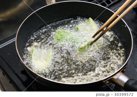 天ぷら 調理シーン 天ぷら 調理シーン 30399572