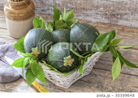 Round zucchini in a basket 30399648
