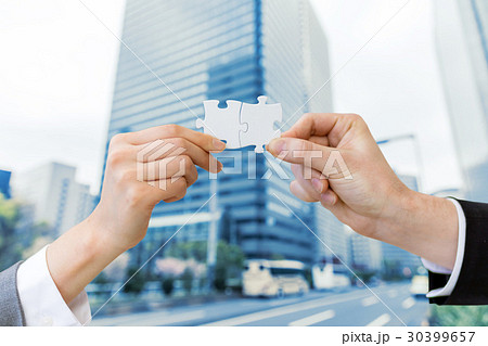ジグソーパズルを持った男女 30399657