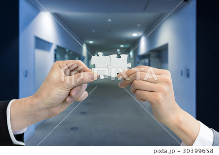 ジグソーパズルを持った男女 30399658