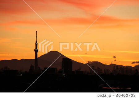 富士山とスカイツリーの夕景 30400705