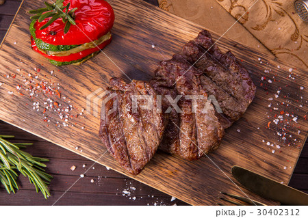 Beef sirloin with the vegetables made on a grill 30402312