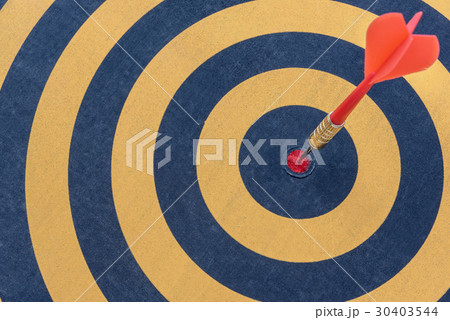 dart target with arrow on bullseye dart target with arrow on bullseye 30403544
