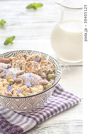 Oats with chia pudding and cereal cookies 30405125
