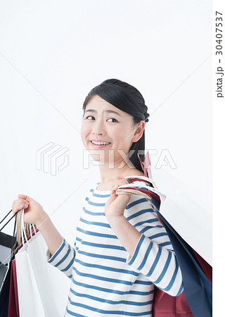 若い女性 (ショッピング) 30407537