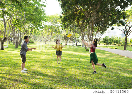 Playing frisbee Playing frisbee 30411566
