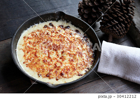 Baked macaroni pasta cheesy sauce in rustic pan. 30412212