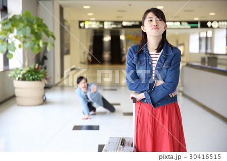 喧嘩する若い男女 30416515