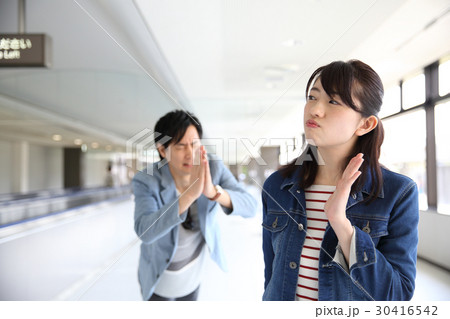 喧嘩する若い男女 30416542