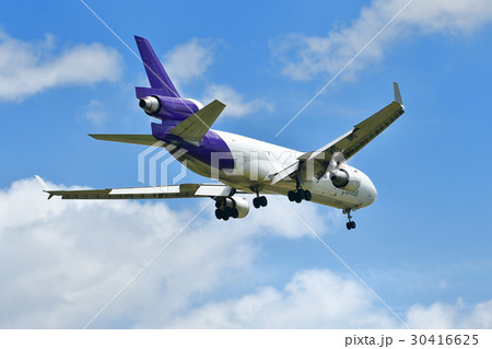 着陸中の旅客機 着陸中の旅客機 30416625