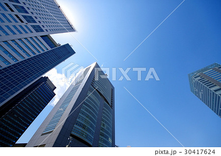 見上げる高層ビル群 青空と白い雲 新宿南口 再開発 b 見上げる高層ビル群 青空と白い雲 新宿南口 再開発 b 30417624