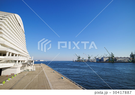 神戸港 中突堤旅客ターミナルと造船所 30417887