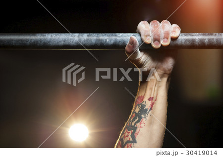Closeup of male hand with powder on horizontal bar 30419014