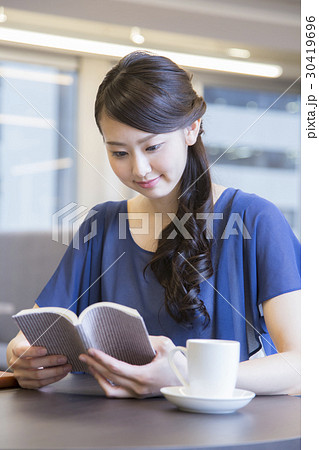 カフェで読書する女性 カフェで読書する女性 30419696