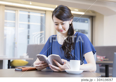 カフェで読書する女性 30419697