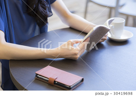 カフェで読書する女性　ボディパーツ　パーツカット 30419698