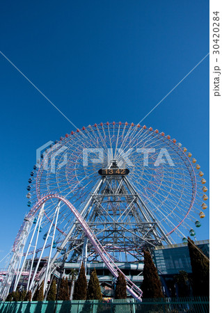 観覧車とジェットコースター 30420284