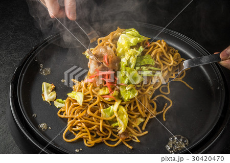 普通の焼きそば　Chow mein noodles dish 30420470
