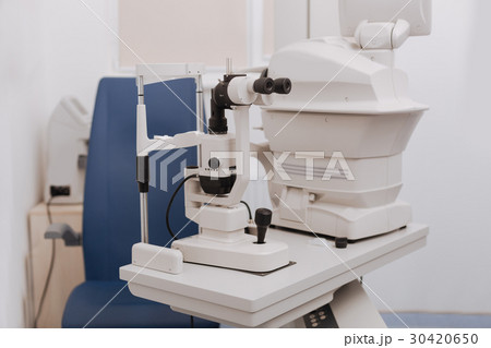 Modern eye testing device standing in the lab Modern eye testing device standing in the lab 30420650