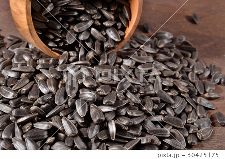 Black sunflower seeds in a bowl 30425175