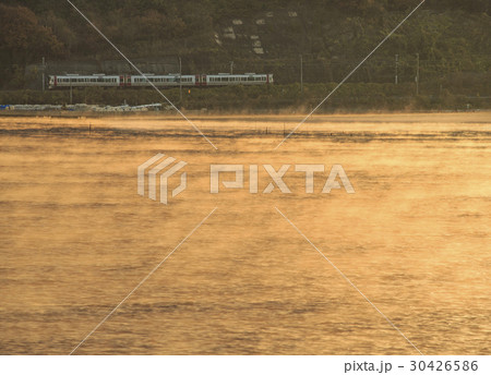 毛嵐の瀬戸内を走る呉線 30426586