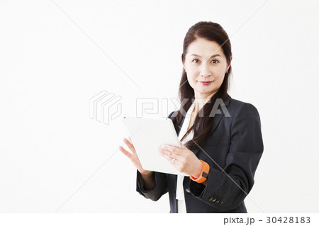 女性　起業家　タブレット　ウェアラブル端末　シニア　ミドル　社長　役員　管理職　起業　ビジネス 30428183
