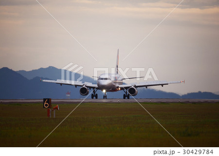 着陸する飛行機 夕暮れ 着陸する飛行機 夕暮れ 30429784