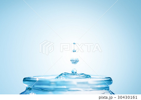 Heart shape of water drops 30430161