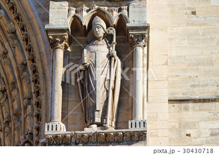 View on Notre-Dame Cathedral statue 30430718